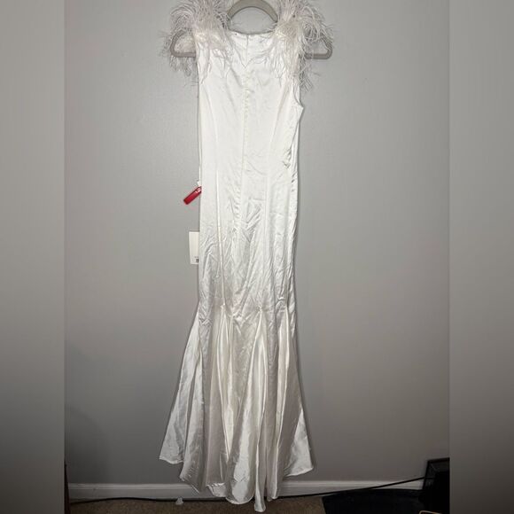 Mac Duggal Feather Shoulder V neck Sleeveless Gown NWT 68137 - Picture 7 of 8